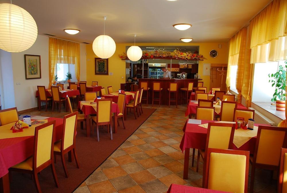 Hotel Senimo Olomouc Luaran gambar
