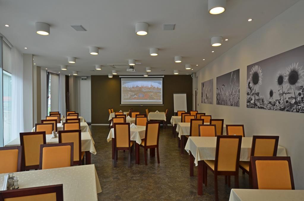 Hotel Senimo Olomouc Luaran gambar