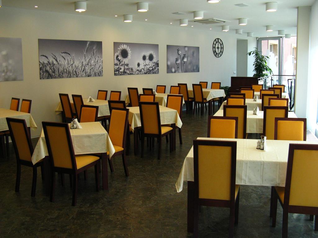 Hotel Senimo Olomouc Luaran gambar